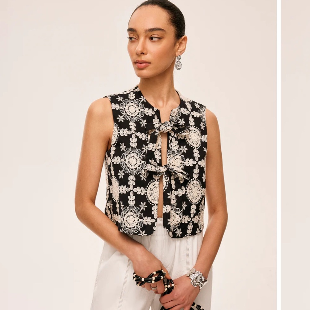 🖤🤍Black and White Floral Vest